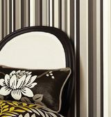 Na topie jest łączenie zdecydowanych geometrycznych wzor&oacute;w z giętą linią mebli i organicznym rysunkiem kwiatowych dekoracji