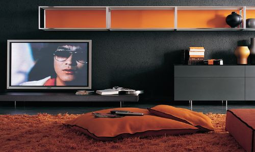 Mimo bardzo ciemnych ścian i podłogi ten salon jest pogodny