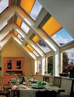 Nie tylko ściany, podłoga i meble nadają odcień wnętrzu. Barwną poświatę wprowadzają też zasłony, firanki, rolety