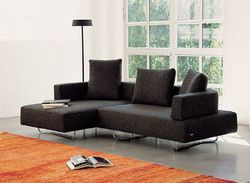 Pomarańczowy dywan pośrodku salonu, otoczony kanapami i niekonkurencyjnym tłem, jest jak kominek lub ognisko &ndash; skupia wszystkich wok&oacute;ł siebie