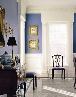 Komnatowe dostojeństwo tego wnętrza przełamuje kolor – wesoły, młody duchem farbkowy błękit