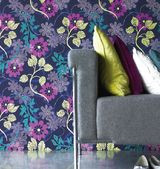 Dynamikę tego zestawu kolorystycznego złagodzą monochromatyczne meble