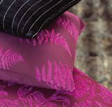 Fiolet i czerń, atłasy, jedwabie, adamaszki &ndash; to grupa trzymająca władzę w dziedzinie luksusu