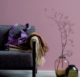 Blady i lekko sprany, przybrudzony r&oacute;ż &ndash; silnie uszlachetniona odmiana r&oacute;żu landrynkowego &ndash; to wyjątkowo wdzięczne towarzystwo dla fioletu, szarości, beżu