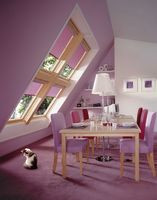 Kolor delikatny, ale dawka uderzeniowa: podłoga, ściana, rolety, obicia krzeseł, drobiazgi