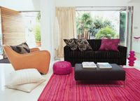 Paleta kolor&oacute;w doskonała do salonu od p&oacute;łnocy: dużo bieli obok r&oacute;żu w pobudzającym odcieniu wiosennego chłodnika, do tego ciepły pomarańcz i mocny kontrapunkt czerni