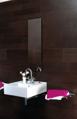 Powierzchnia płytek Wenge z kolekcji Forest nosi subtelne ślady usłojenia