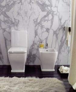 Elegancki sedes kompaktowy i bidet przypominają karafki lub słoiczki na kremy z lat dwudziestych, trzydziestych