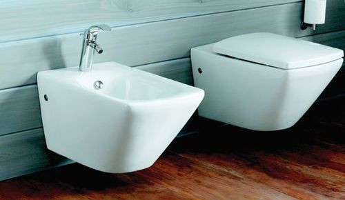 Pełne ekspresji, nowoczesne formy ceramiki Escale doskonale prezentują się na nieco surowym rustykalnym tle