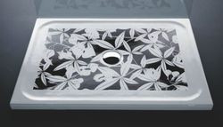 Płaski brodzik Filo Pavimento z antypoślizgowym dekoracyjnym ornamentem w kolorze białym lub ciemnej czekolady, wyprodukowany przez Disegno Ceramica