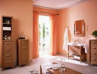 Seria mebli Cassini firmy Keramag, pokryta jesionową okleiną, zawiera także lustra i dodatki, bez kt&oacute;rych nie obejdzie się ciepły klimat