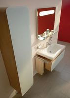 Aranżacja zbudowana z ceramiki, mebli i akcesori&oacute;w Moments