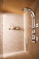 Futurystyczna chromowana kolumna zestawu natryskowego Solar ma nie tylko wyjątkowy kształt, ale i wyjątkowe możliwości