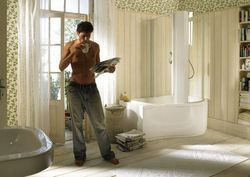 W systemie Bade-Duschkombination 200 z linii wzorniczej Pharo aluminiowa, nakładana na wannę konstrukcja zastępuje kabinę