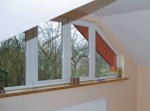 Pokoje na piętrze doświetlane są w rozmaity sposób