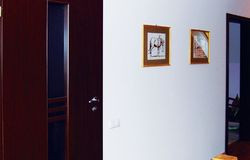 Grafiki białostockiego malarza Artura Chacieja zdobią hol na pierwszym piętrze