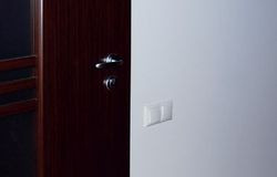 W domu Moniki oraz Marcina włączniki światła umieszczone są na tyle nisko, aby dzieci mogły włączać światło same i na tyle wysoko, aby dorosła osoba nie musiała się pochylać