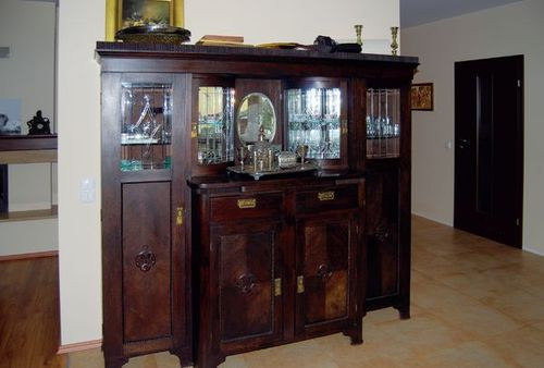 Kredens stojący na granicy kuchni i salonu