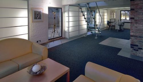 Podświetlone gabloty o konstrukcji wypełnionej matowym szkłem emitują łagodną poświatę, ogarniającą całe wnętrze