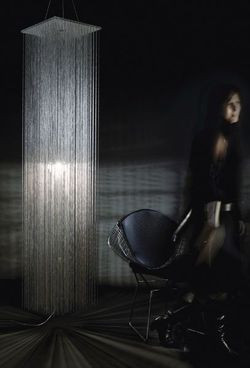 Lampa Kaikala autorstwa Luisa Ponsa, złożona z łańcuszków drobnych metakrylanowych kuleczek, to zapamiętany obraz natury: krople deszczu iskrzące się w promieniach słońca