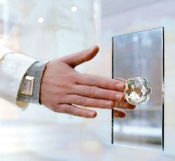 Tego jeszcze nie było – włącznik z przyciskiem ze szlachetnego kryształu firmy Swarovski