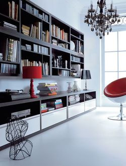 Salon urządzony w ścisłej dyscyplinie kolorystycznej: w czerni i czerwieni na białym tle – w takim wnętrzu lampy wyraźniej niż gdzie indziej wpadają w oko