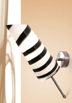 Zebra to kinkiet z charakterem. Technika ręcznego formowania i zdobienia szkła sprawia, że każdy egzemplarz jest wyjątkowy i niepowtarzalny