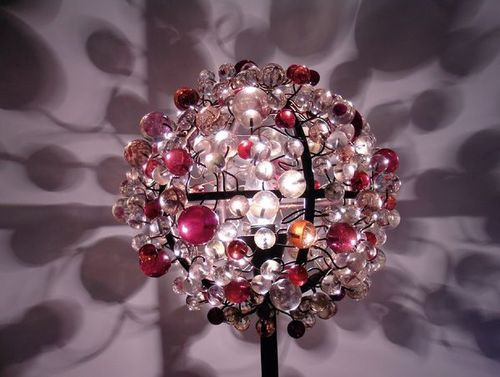 Feeria zmysłowych kolorów, projekcja barwnego światłocienia na ścianach – to efekty specjalne, zapewnione przez oryginalną lampę stojącą Mua-mua, wykonaną z barwionej żywicy syntetycznej