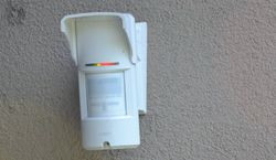 Element systemu alarmowego na zewnątrz budynku – czujka ruchu na podczerwień