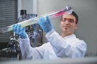 Christian Schildknecht, kierownik laboratorium OLED, sprawdza oczyszczone materiały organiczne przed poddaniem ich dalszej obr&oacute;bce