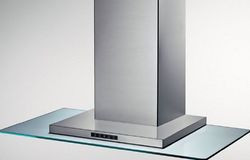 Elegancki okap przyścienny HC6247TG ze stali nierdzewnej i szkła, szerokości 60 cm, wyposażony jest w aktywne filtry węglowe oczyszczające powietrze i pochłaniające zapachy oraz w filtry aluminiowe, chroniące silnik przed tłustymi oparami.