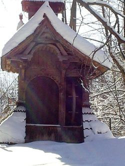 Studnia na podwórzu willi „Pod Jedlami”, również według projektu Stanisława Witkiewicza, przywodzi na myśl mały pałacyk dla wody