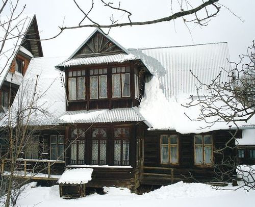 Ciemne, zaniedbane domy, opuszczone przez uchodzących „za chlebem do Hameryki” górali, straszące powybijanymi szybami i zaniedbanym otoczeniem, gdzieś w szparach między płazami, chowają okruchy dawnych wspomnień