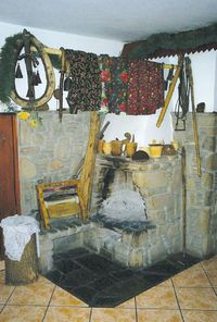 Kamienne palenisko świetnie oddaje atmosferę dawnych góralskich chałup, mimo, że znajduje się na parterze współczesnego domu z lat 80-tych XX w