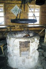 Palenisko, nad którym zawieszone jest wykute przez kowala ruszta