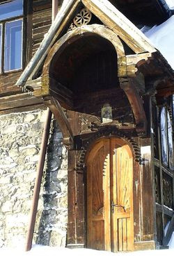 Do domu „Pod Jedlami” prowadzi kilka par drzwi, od mniej paradnych, służbowych aż po bogato wykończone, które wiodą do tajemniczego wnętrza prosto spod bramy, lub po krętych schodach ukrytych za rzeźbioną balustradę werandy