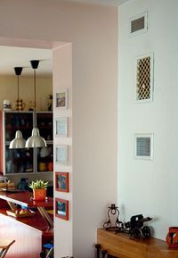 Na bocznej ścianie kominka znajduje się wylot kanału doprowadzającego świeże powietrze