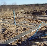 Rura łącząca studzienkę rozdzielaczową dolnego źródła z sondami pionowymi jest przeprowadzona pod fundamentem