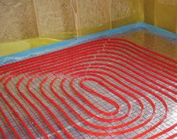 Ułożenie rur ogrzewania podłogowego systemem meandrowym &#8211; w domu o konstrukcji szkieletowej...