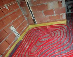 ...i w domu murowanym. Przy ścianach widoczne są fragmenty folii przeciwwilgociowej (kolor żółty)