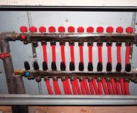 Rozdzielacz umożliwia podłączenie wielu pętli ogrzewania podłogowego. Żadna z nich nie powinna być dłuższa niż 90 metrów