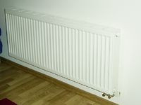 Poddasze użytkowe domu w Pawł&oacute;wku jest ogrzewane za pomocą grzejnik&oacute;w płytowych