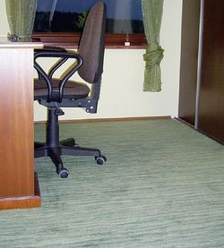 W gabinecie Wojciecha na całej podłodze leży wykładzina, a mimo to temperatura w pomieszczeniu nie odbiega od tej jaka panuje w pozostałej części domu