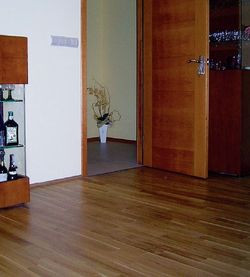 Klepka parkietowa w salonie ma 12 mm grubości i przyklejona jest specjalnym klejem, kt&oacute;ry bardzo dobrze przewodzi ciepło