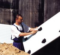 Styropian jest najtańszym materiałem termoizolacyjnym, wystarczająco dobrym r&oacute;wnież do ocieplania fundament&oacute;w