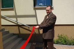 Prezes Zarządu Grzegorz Grygier przecina wstęgę