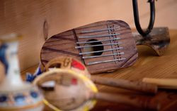 Elementami wystroju są egzotyczne instrumenty przywożone z różnych stron świata