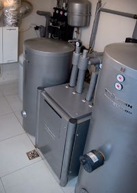 Zbiornik ciepłej wody użytkowy, pompa ciepła solanka–woda firmy Viessmann „Vitocal 300” i zbiornik buforowy