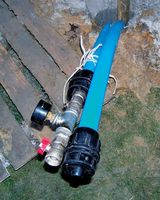 Jeden z odwiertów pionowych z wystającymi końcówkami kolektora pionowego