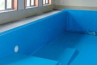 Basen w domu jest całkiem spory (12 m na 3,8 m i głębokość od 1,25 m do 1,85 m)